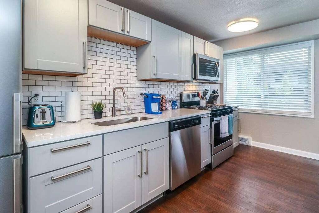 Holly First Floor 2 King Beds Villa Kansas City Ngoại thất bức ảnh